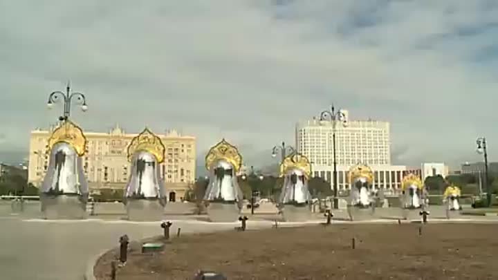 Напротив гостиницы Украина в Москве появились зеркальные матрёшки в  ...