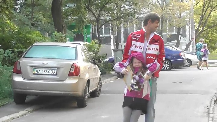 Папа тащит ребенка за куртку. Сергеенкова тащит дочь за косу.