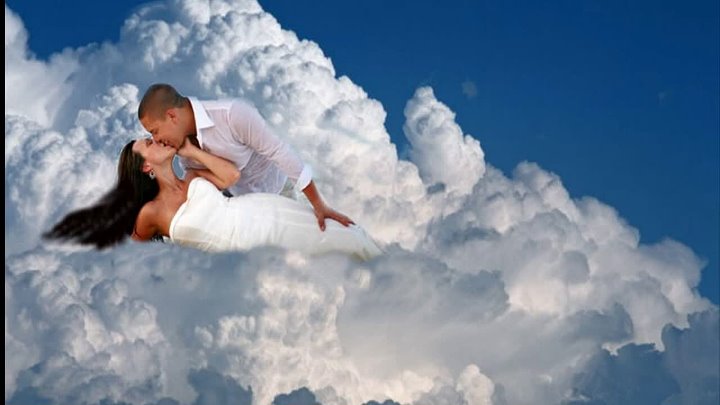 Облака качаются на твоих. Влюбленные в облаках. Парень в облаках. Влюбленные в небо. Двое в облаках.