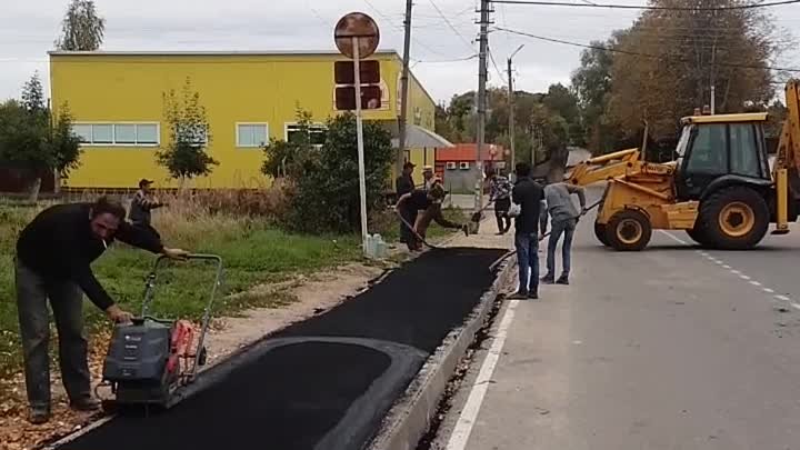 В Духовщине идет асфальтирование тротуаров на улице Луначарского