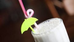 Как сделать молочный коктейль в домашних условиях(БЫСТРО)