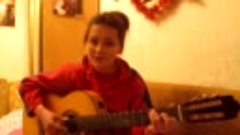 Девочка поёт и красиво играет на гитаре. Молодец! Талант!