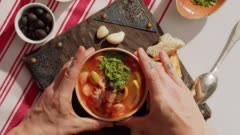 🍲 Солянка, как много в этом супе! Мясные деликатесы из индейки, каперсы, соленые огурчики... Просто счастье в тарелке😍! Если вы забыли, как варить прозрачный и наваристый бульон для супа, то можете найти рецепт в наших видеозаписях.