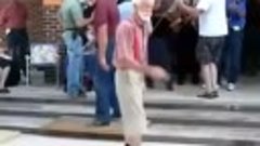 Танец этого дедушки обошел весь Интернет