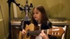 Маленькая девочка играет на гитаре и изумительно поёт