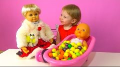 Видео для детей Купаем куклу пупсика Ненуко в ванной из конф...