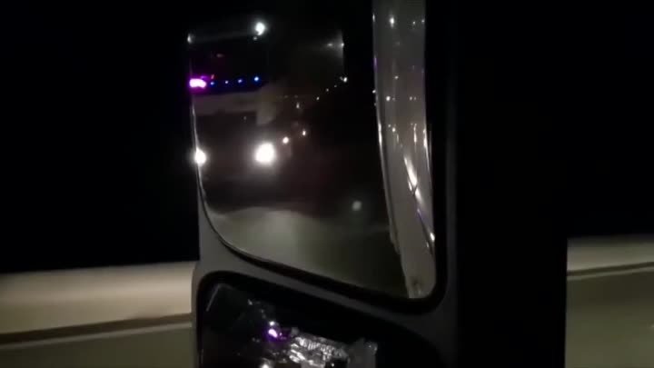 Светомузыка дальнобойщиков под классную музыку на ночной дороге.mp4