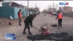 В Забайкальске проводят ямочный ремонт дорог зимой при помощ...