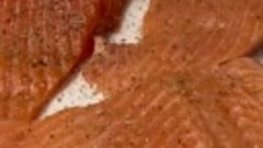 Красная рыба под сливочным соусом с икрой