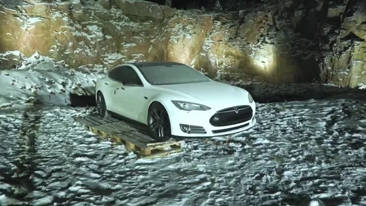 Mies joka räjäytti TESLANSA!! Tesla Model S & 30kg dynamiittia.