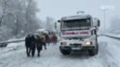 37 автомобилей столкнулись в Турции из-за аномального снегоп...