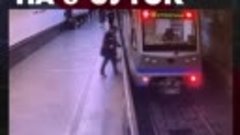 В Москве на станции метро мужчина спрыгнул с платформы