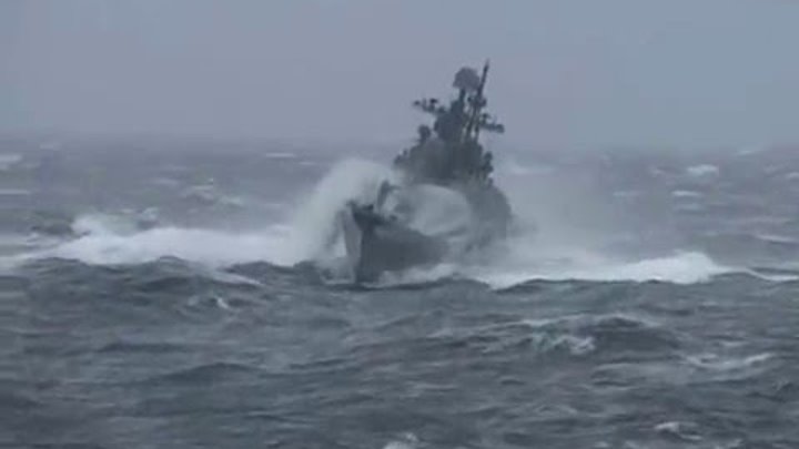 Шторм вч. Эсминец 956 в шторм. Корабль ВМФ В шторм. Крейсер Москва в шторм.