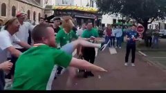 Евро 2016 Ирландский болельщик за пнул мячик в окно Irish fa...
