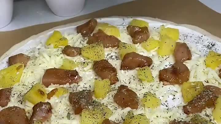 Пицца с курицей и ананасом 