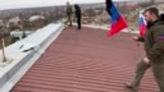 Глава ДНР водружает флаги Республики и России над администра...