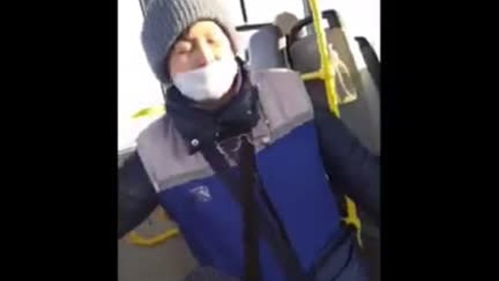 Кондуктор пытается выкинуть ребенка из автобуса