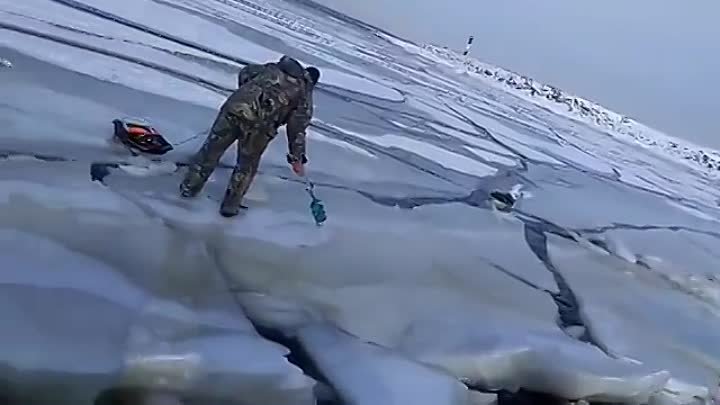 Рыбаки убегают от волны которая ломает лед