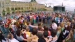 Люди поют гимн в центре Москвы
