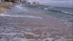 Апрель Идём по песчаному пляжу эллингов Феодосии в Крыму