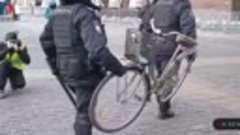 На митинге в Москве полицаи задержали велосипед.

— Солидный...