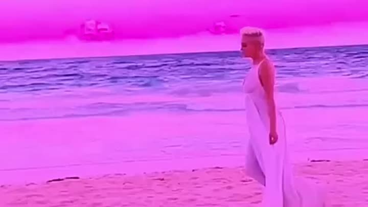 Роуз МакГоун в промо-ролике аромата своего бренда Rosa y Perla
