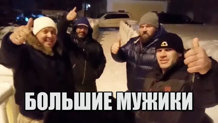 Мужики помогли толкнуть москвича)))