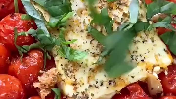 Запечённый сыр фета с помидорами в духовке