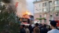 ⚡️ Здание рядом с ТЮЗом в центре Иркутска горит на площади 8...