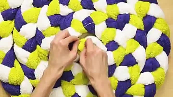 Как сделать мягкий и стильный коврик для ванной из банных полотенец