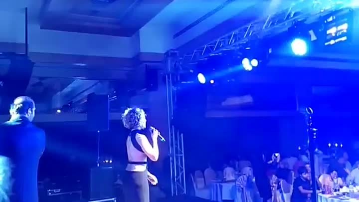 Хюлья Авшар поет на концерте в живую на кипре