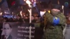 Националисты провели факельное шествие в центре Киева ко Дню...