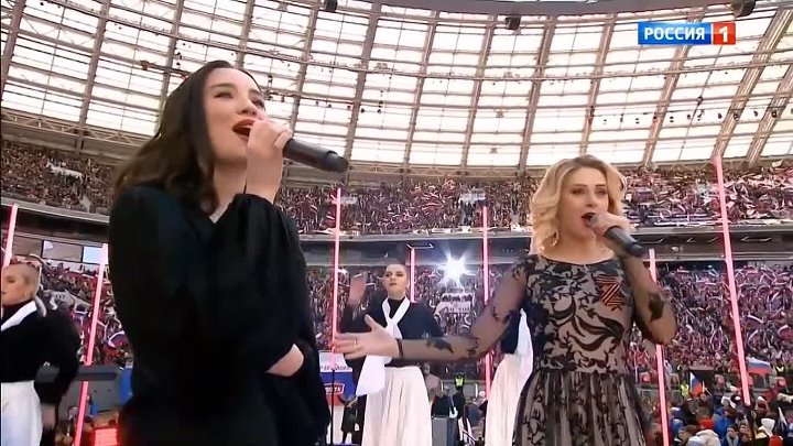 Девушки донбасса поют песню. Две девушки поют про Донбасс. Лужники концерт.