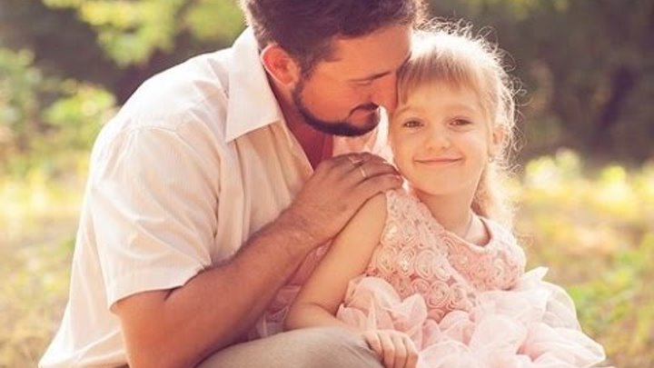 Дочка смотрит на фото отца песня Дочка смотрит на фото отца песня