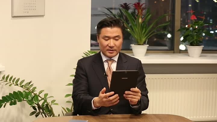 Онегина читает г-н Чой Сын Сик, вице-президент штаб-квартиры Samsung ...