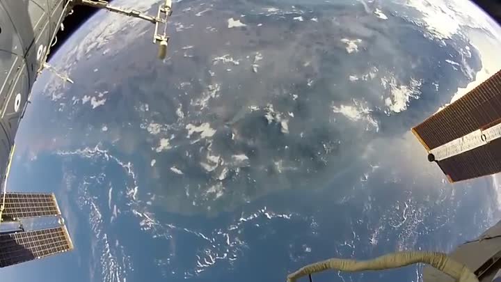 Кадры Земли во время выхода в открытый космос на МКС