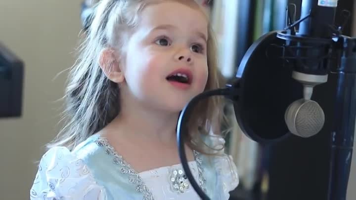 Пение этой 3-летней девочки завораживает своей непосредственностью