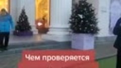 Женщина проверется бедностью мужа,а муж болезнью жены