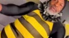 Майк Тайсон аки Железный Майк зафлексил в костюме пчелки. 

...