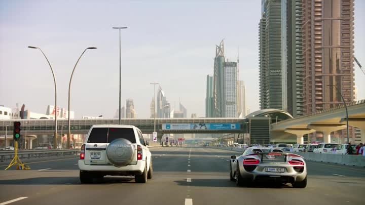 Porsche 918 и Nissan Patrol. Кто будет первым?