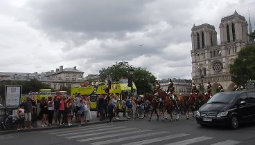 конная гвардия на улицах Парижа