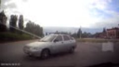 В Ельце водитель Лады едва не устроил массовое ДТП – видео