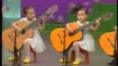 Мурка на гитаре в исполнении китайских дети. Это что-то.