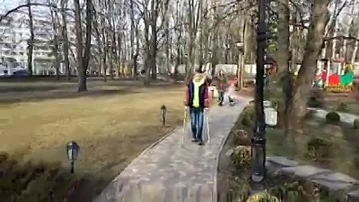 Обещанное видео, на котором Данечка гуляет в парке с костылями...