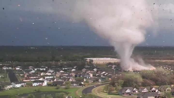 В Канзасе дрон заснял захватывающие кадры мощного торнадо