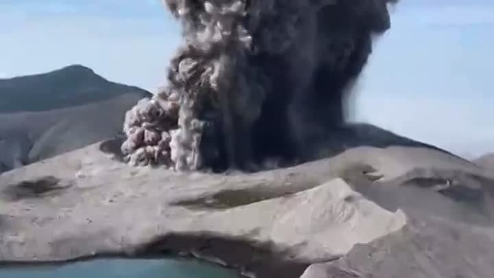 Вулкан Эбеко на Курилах выбросил пепел на высоту 4 км