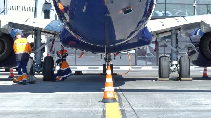 Замена колеса основной стойки шасси Boeing 737-800