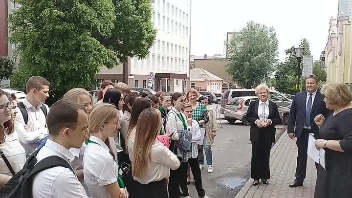 Экскурсия у здания курского отделения Центробанка