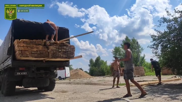 На стройку доставили на 24 грузовиках песок. Г. счастье Луганской народной Республики.