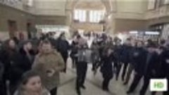 Украинец в Москве на вокзале
спел украинскую песню. 👏👏👏